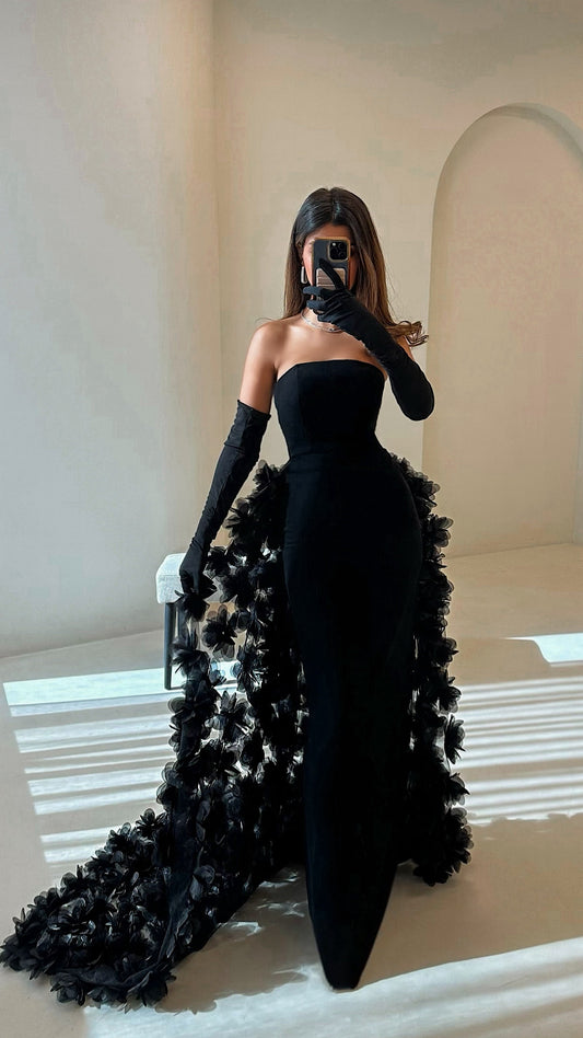 Blooming Tail in Black